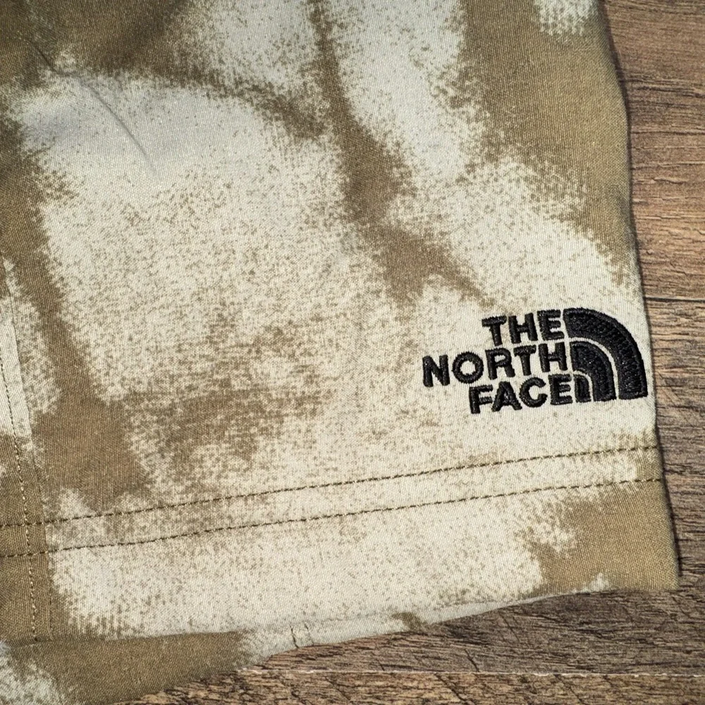The North Face Shorts Men Size Small Class V Pull-On Camo Print
